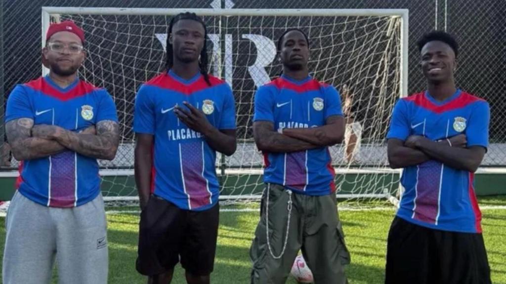 Vinicius Jr y Eduardo Camavinga con la camiseta del Alverca.jpg