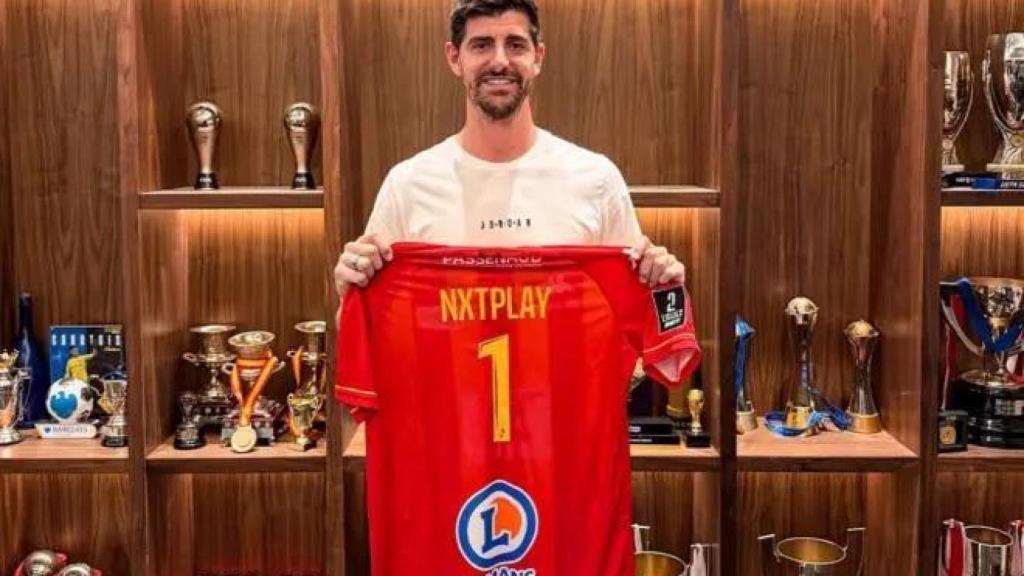 Thibaut Courtois posa con la camiseta del Le Mans FC.webp
