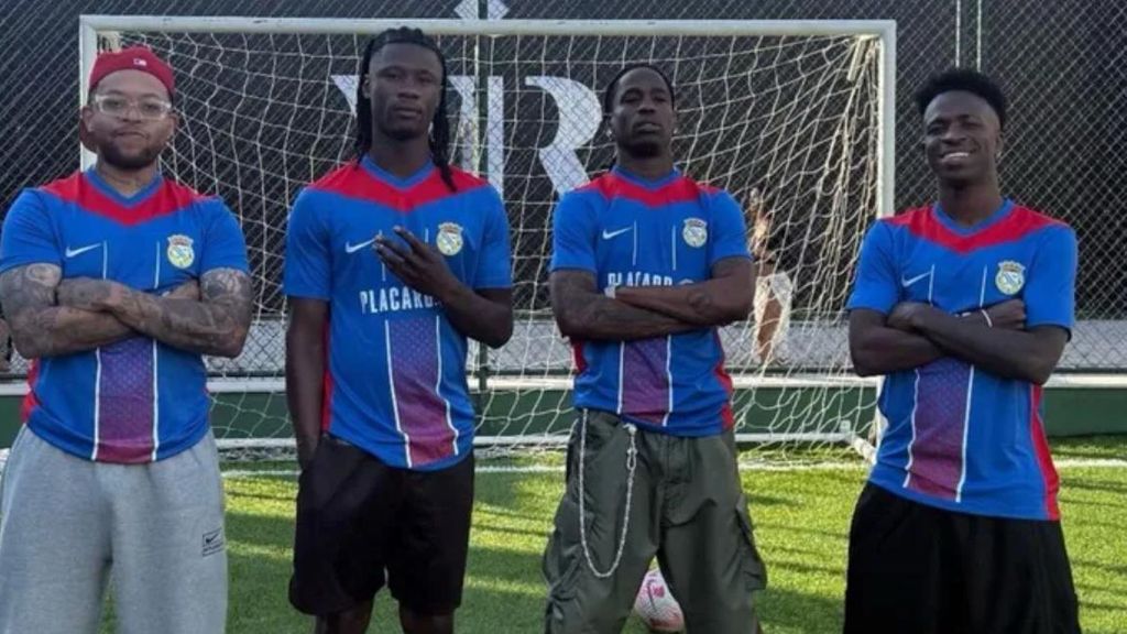 Vinicius Jr i Eduardo Camavinga amb la samarreta de l'Alverca.jpg