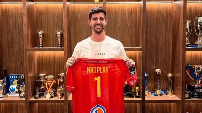 Thibaut Courtois posant amb la samarreta del Le Mans FC.webp