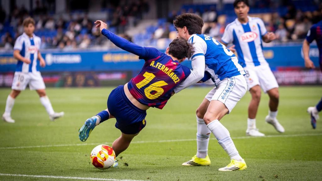 Toni Fernández regatea a un juador del filial del Espanyol