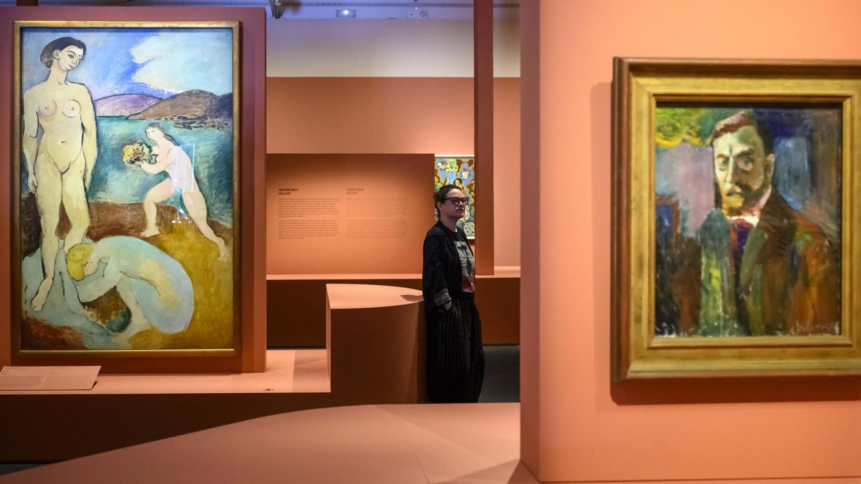 Una mujer recorre las salas de la exposición ‘Chez Matisse’ en el CaixaForum Barcelona.