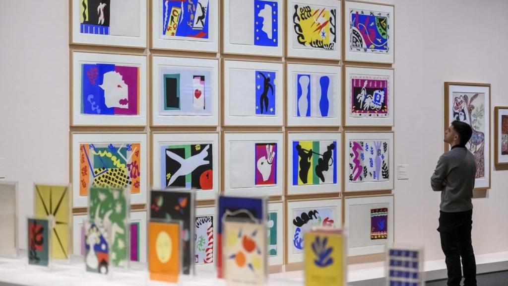 Un home observa la colorida sèrie ‘Jazz’ realitzada per Henri Matisse ja a la dècada dels quaranta. FUNDACIÓ LA CAIXA