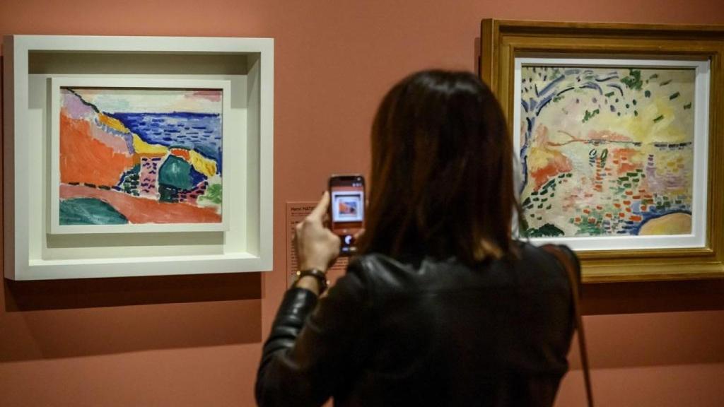 Una visitant de l'exposició ‘Chez Matisse’ fa fotos amb el seu mòbil del llenç ‘La Moulade’ (1905).