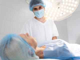 Paciente y cirujano plástico en un quirófano de hospital