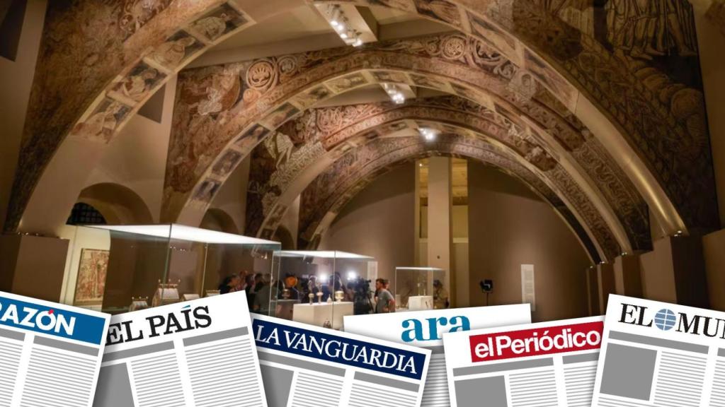 Varias personas observan las pinturas murales del Monasterio de Sijena expuestas en el Museu Nacional d’Art de Catalunya (MNAC)