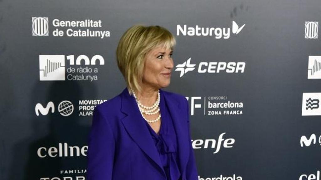 La periodista Julia Otero posa durante el photocall de la Gala 100 años SER, en el Museu Nacional d'Art de Catalunya (MNAC)