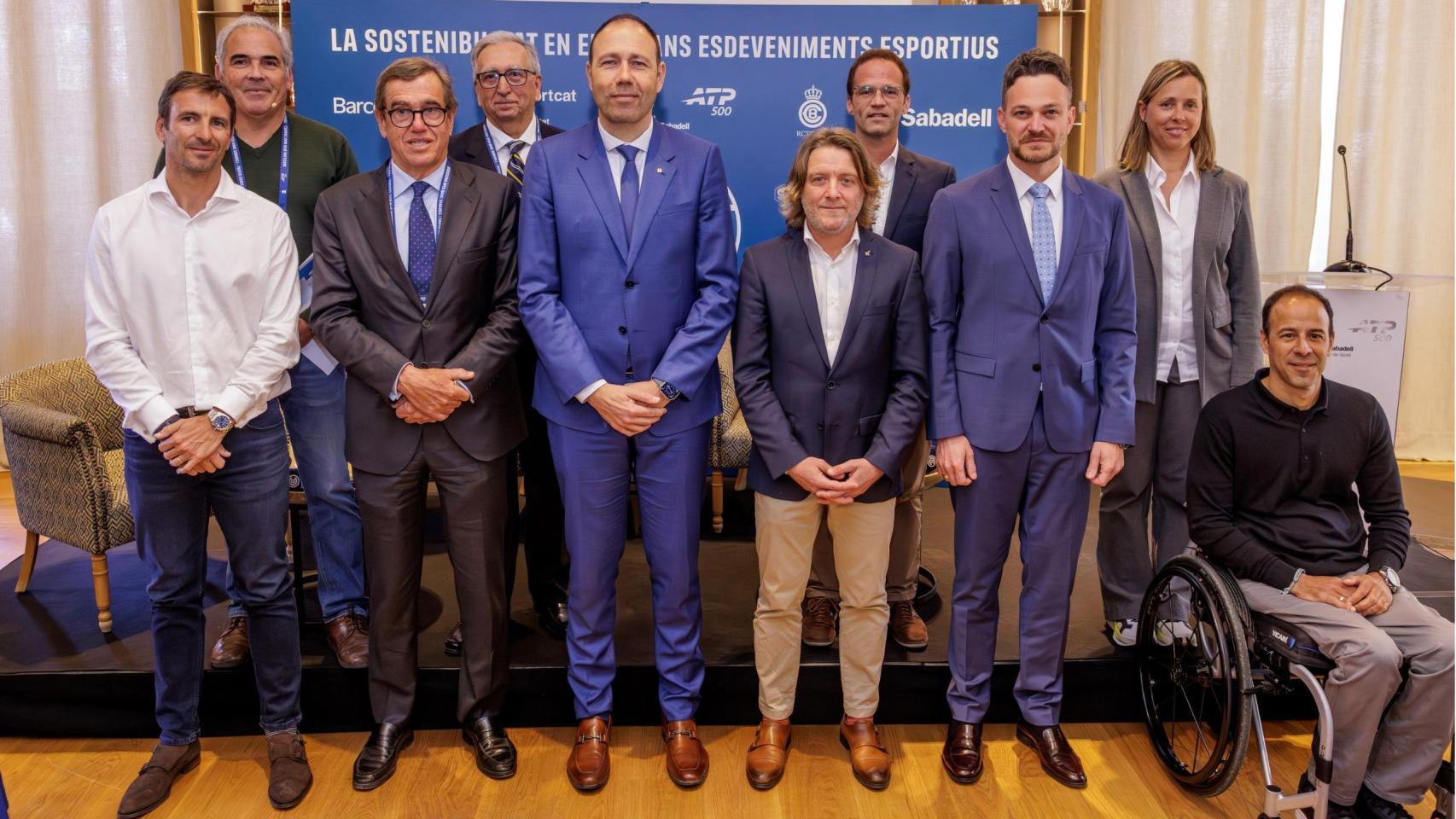 Jornada sobre sostenibilidad 'Play for the Planet' con la presencia (en primera fila, de izq. a dcha.) de Tommy Robredo, Jordi Cambra, Berni Álvarez, David Escudé, Felipe Campos y José Coronado, acompañados en la fila superior por Ignasi Cubiñà, José Maria Baldasano, Xavier Bernat y Núria Hernàndez.