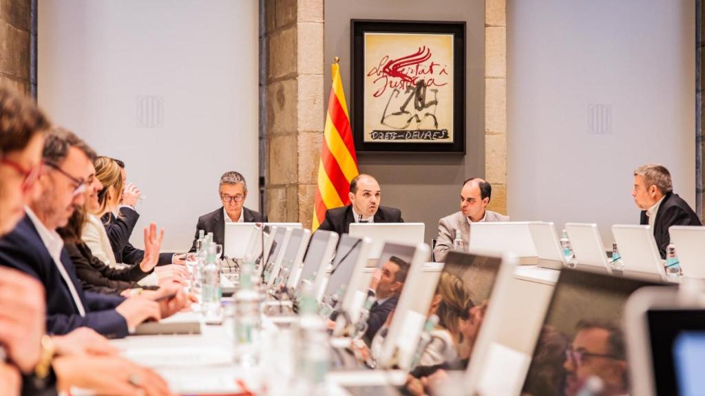 L'atenció a la premsa del 'conseller' Albert Dalmau ha presidit el 14 d'abril una nova reunió de la Taula Institucional d'impuls a la implantació i desenvolupament dels centres de dades