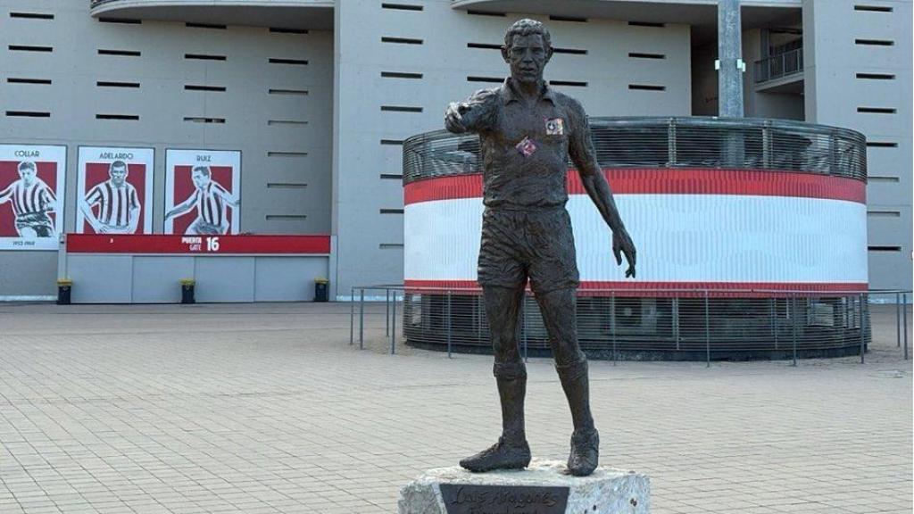 Aficionats del Barça enganxen adhesius a l'estàtua de Luis Aragonés al Wanda Metropolitano