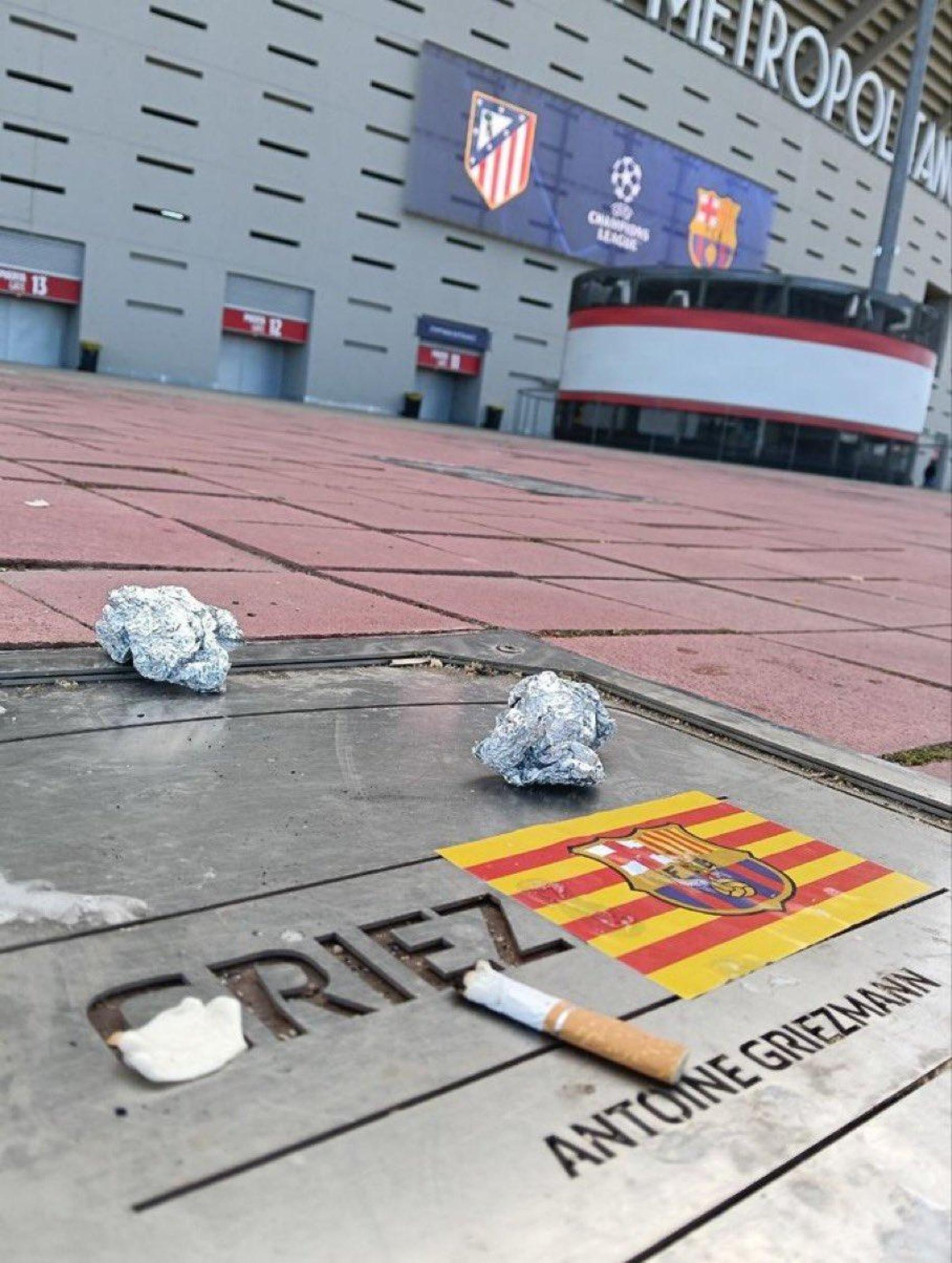 Aficionats del Barça llancen escombraries sobre la placa d'Antoine Griezmann al Wanda Metropolitano