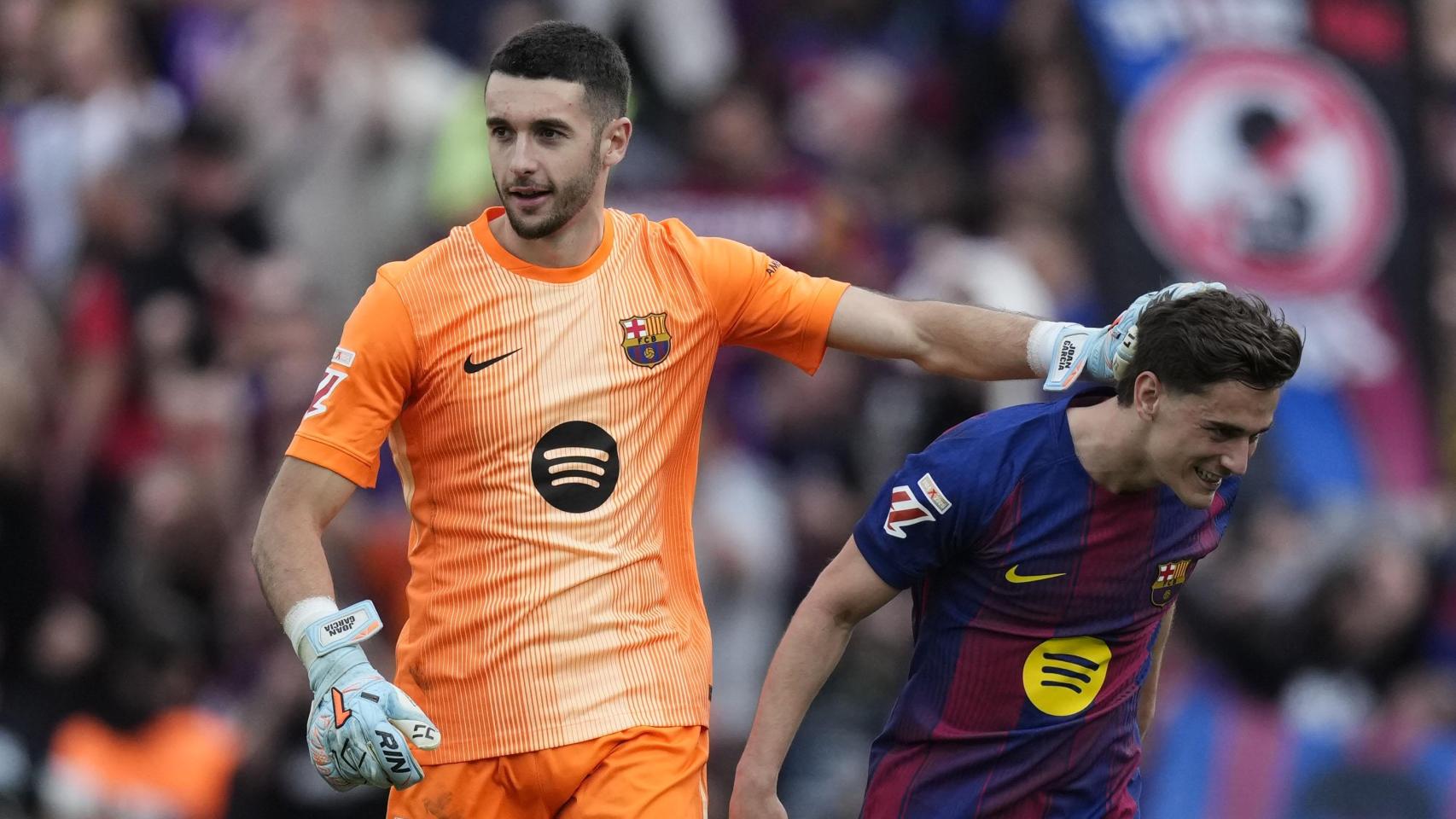 Joan García felicita a Gavi en el Barça-Espanyol
