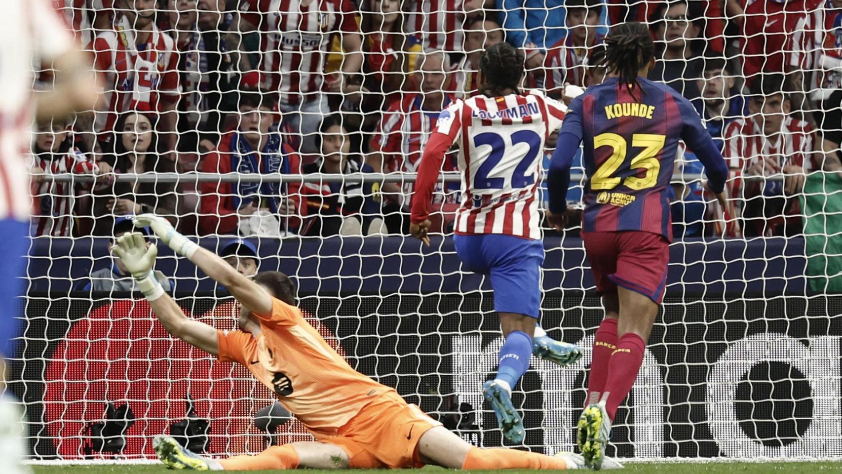 Ademola Lookman supera a Joan García en el Atlético de Madrid-Barça de Champions