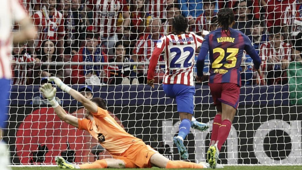 Ademola Lookman supera Joan García a l’Atlètic de Madrid-Barça de Champions