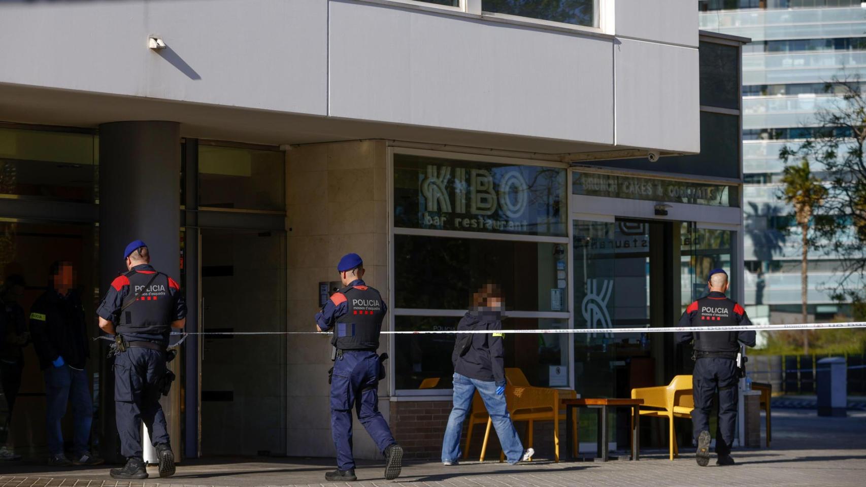 Agentes de los Mossos d'Esquadra en el lugar de los hechos