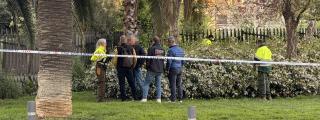 Agentes y mandos de la División de Investigación Criminal (DIC) de los Mossos d'Esquadra junto operarios de parques y jardines durante el dispositivo de búsqueda en los matorrales cercanos al bar Kibo