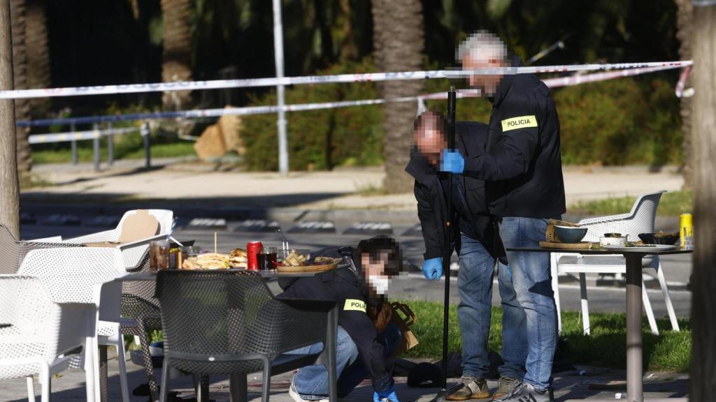 Un agent dels Mossos recollint indicis