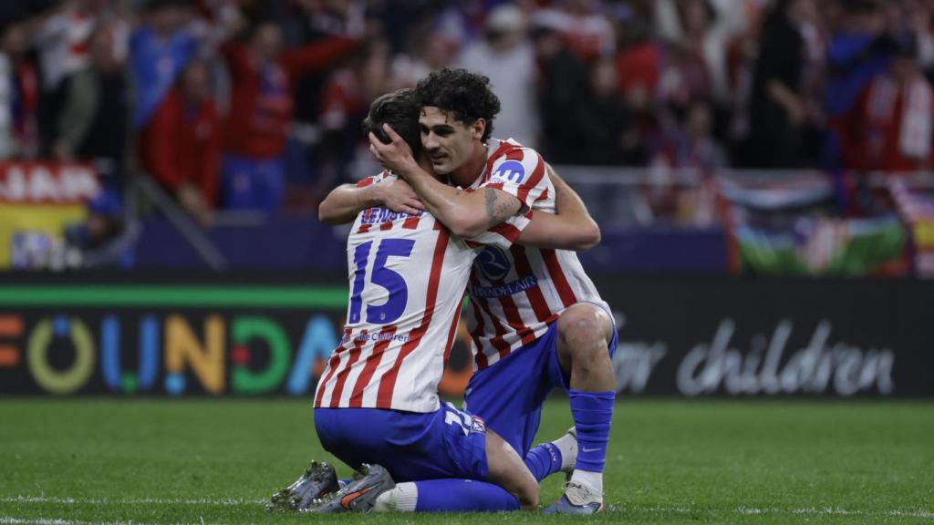 Clément Lenglet i Johnny Cardoso s'abracen després de l'Atlètic de Madrid-Barça de Champions League