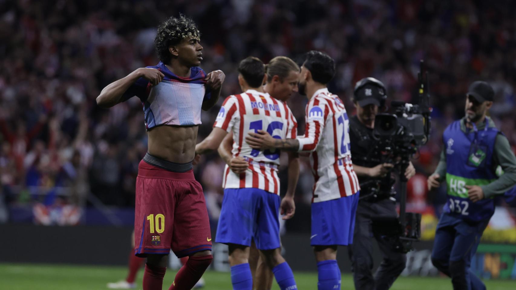 El Atlético de Madrid celebra el pase a las semifinales de Champions ante la decepción de Lamine Yamal