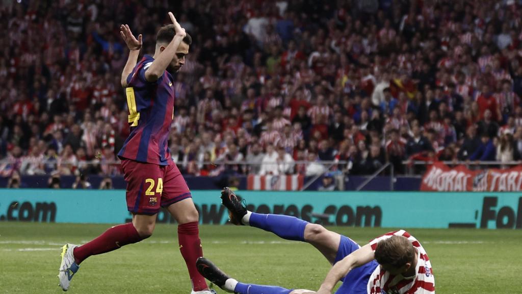 La caiguda d'Éric García sobre Alexander Sorloth que li costa la targeta vermella a l'Atlètic de Madrid-Barça de Champions