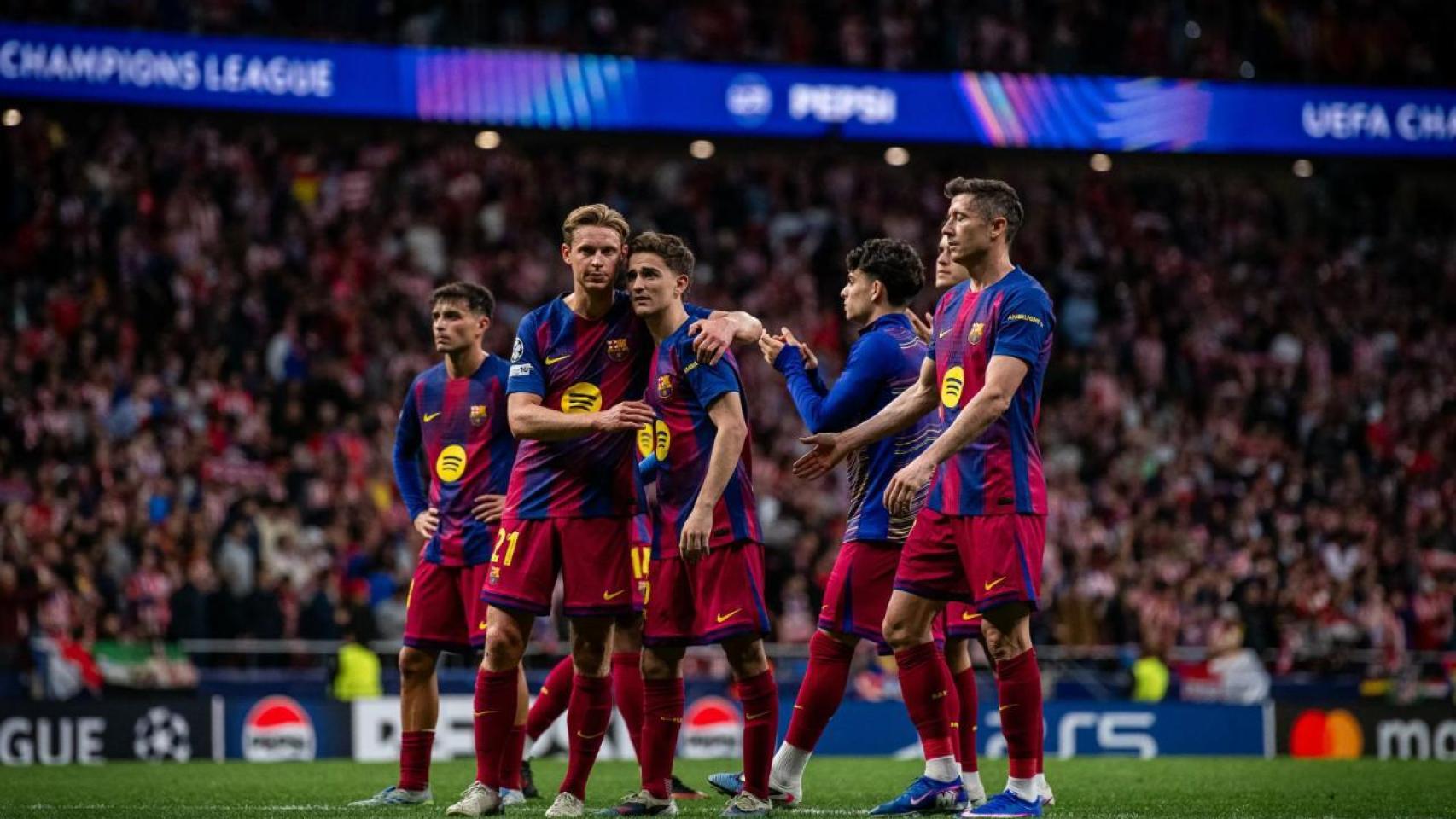 Frenkie de Jong consuela a Gavi tras la eliminación del Barça de la Champions League