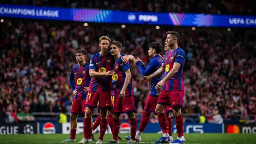 Frenkie de Jong consola Gavi després de l'eliminació del Barça de la Champions League