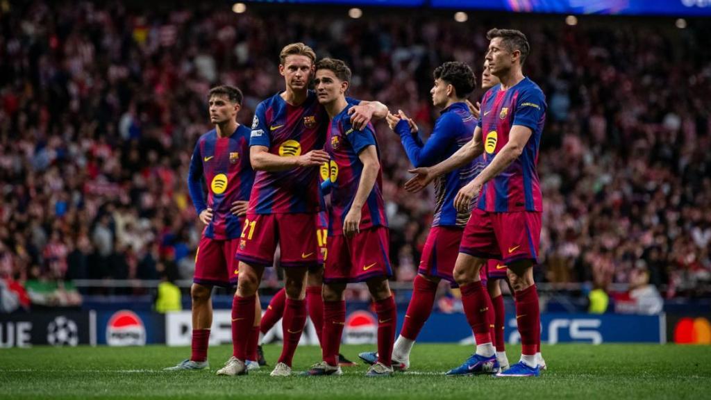 Frenkie de Jong consuela a Gavi tras la eliminación del Barça de la Champions League