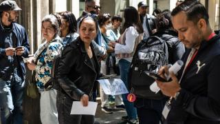 La cola fuera del Consulado de Colombia en Barcelona este miércoles, 15 de abril