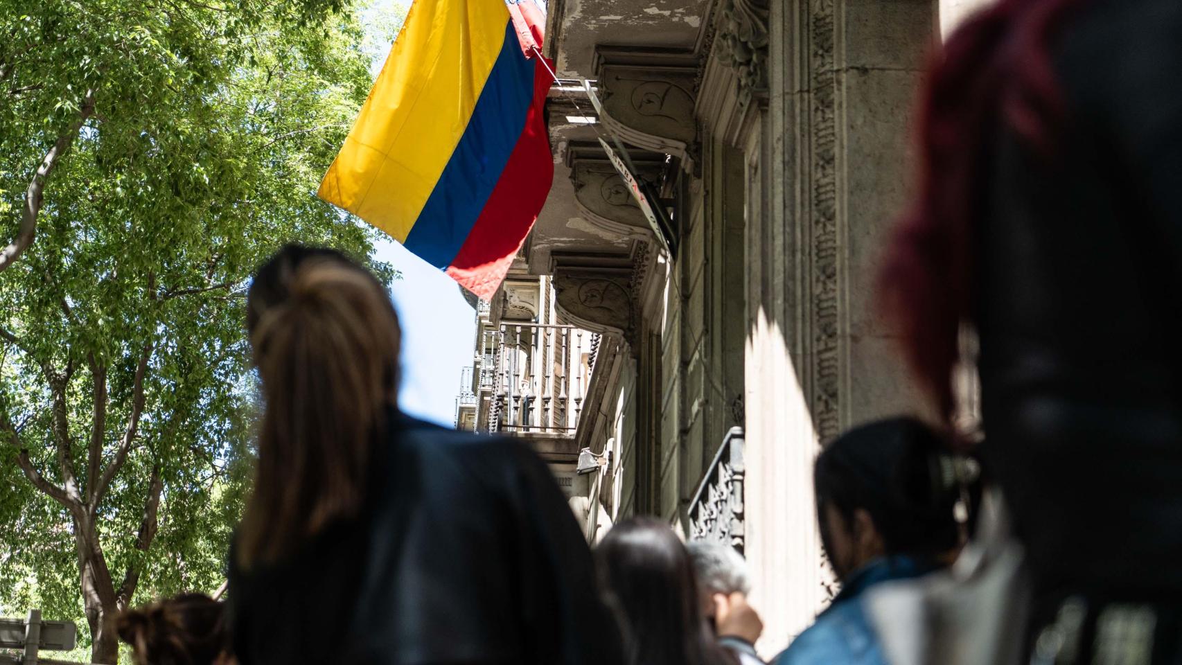 La cola a las puertas del Consulado de Colombia, en Barcelona, 24 horas después de la aprobación de la regularización masiva