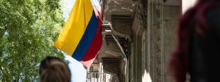 La cola a las puertas del Consulado de Colombia, en Barcelona, 24 horas después de la aprobación de la regularización masiva