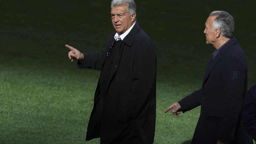 Joan Laporta junto a Rafa Yuste en el césped del Metropolitano