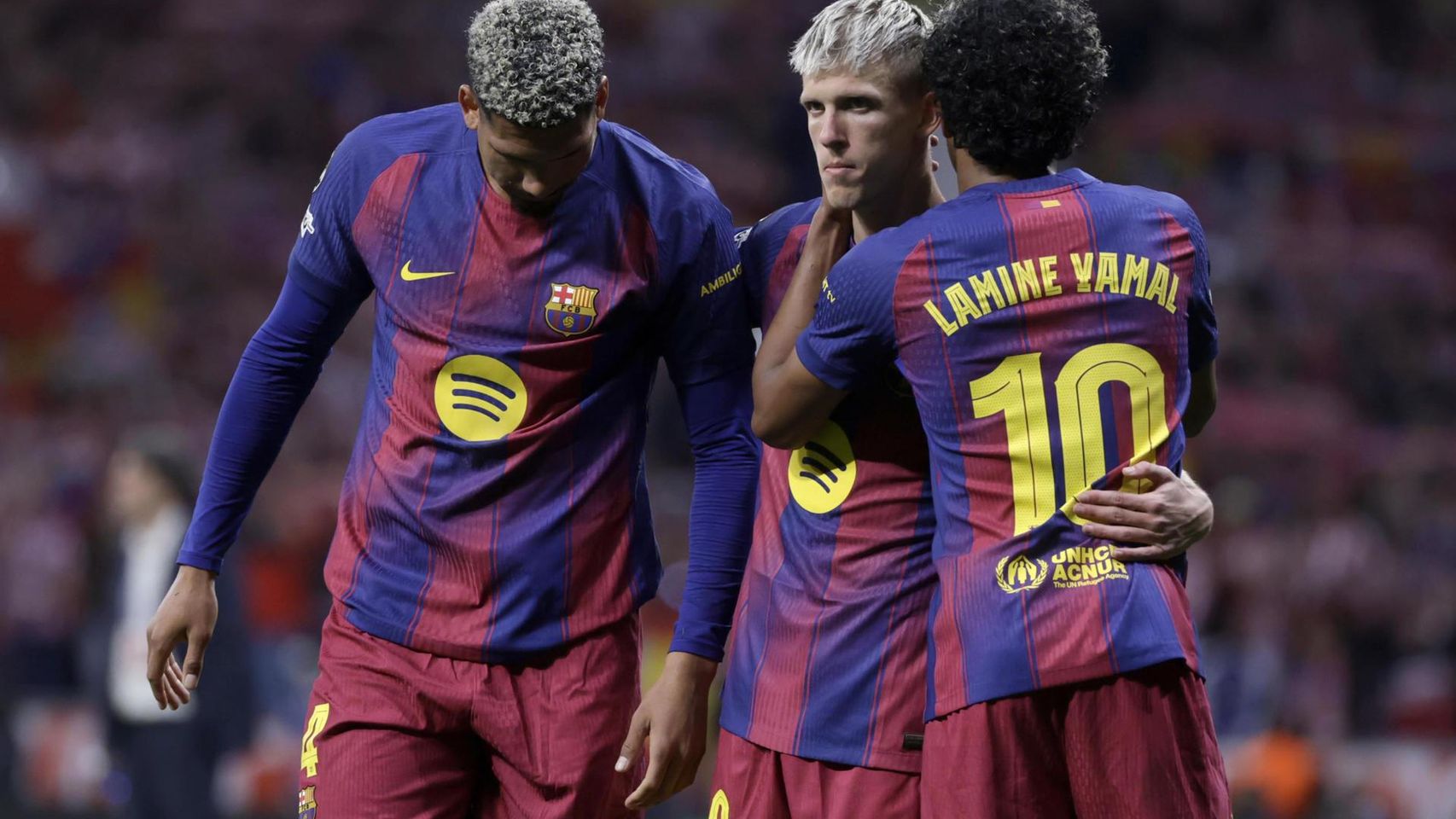 Los jugadores del Barça Araujo, Olmo y Lamine, decepcionados tras perder contra el Atlético