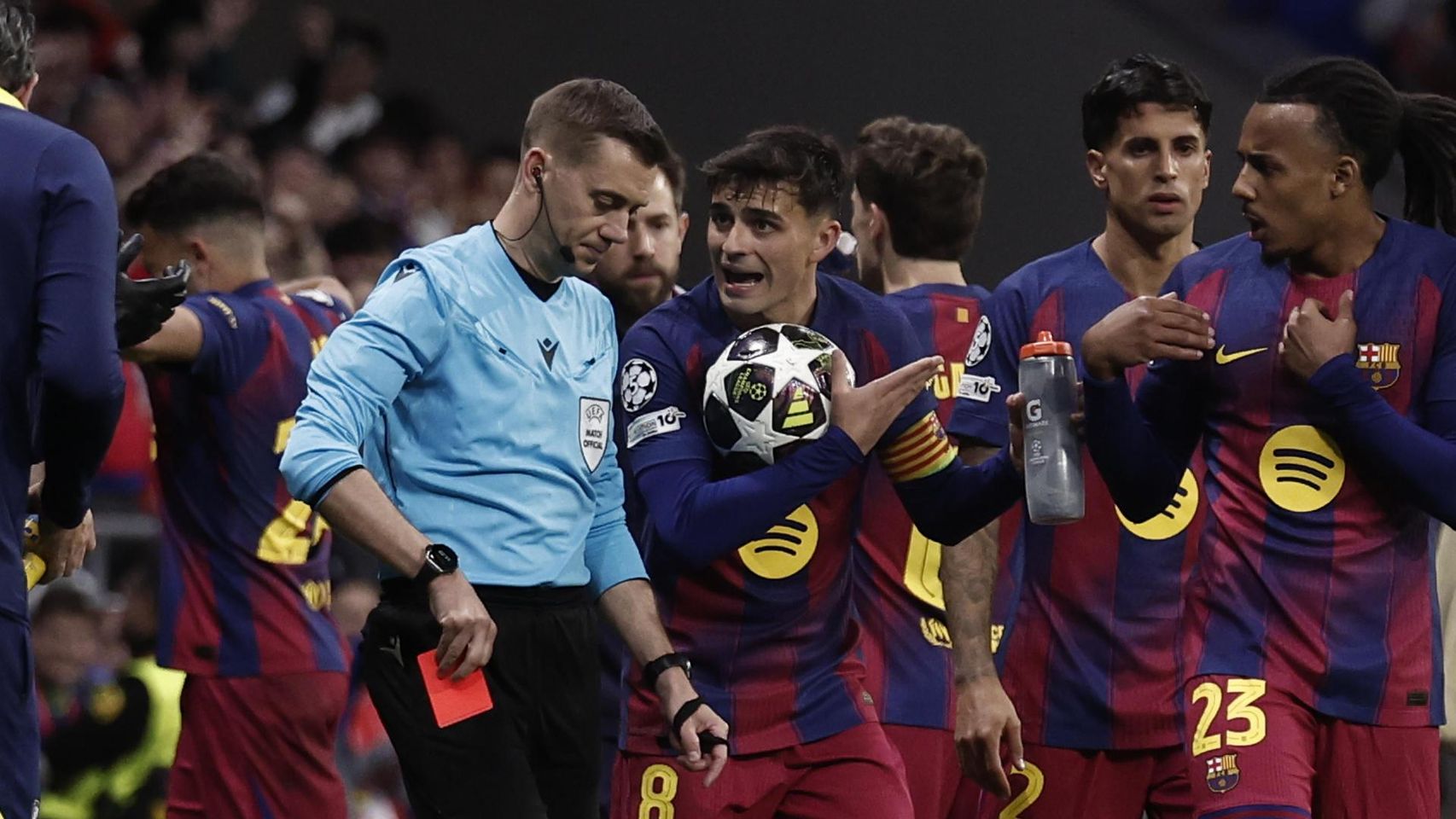 Pedri y Jules Koundé piden explicaciones a Turpin sobre la roja a Éric García