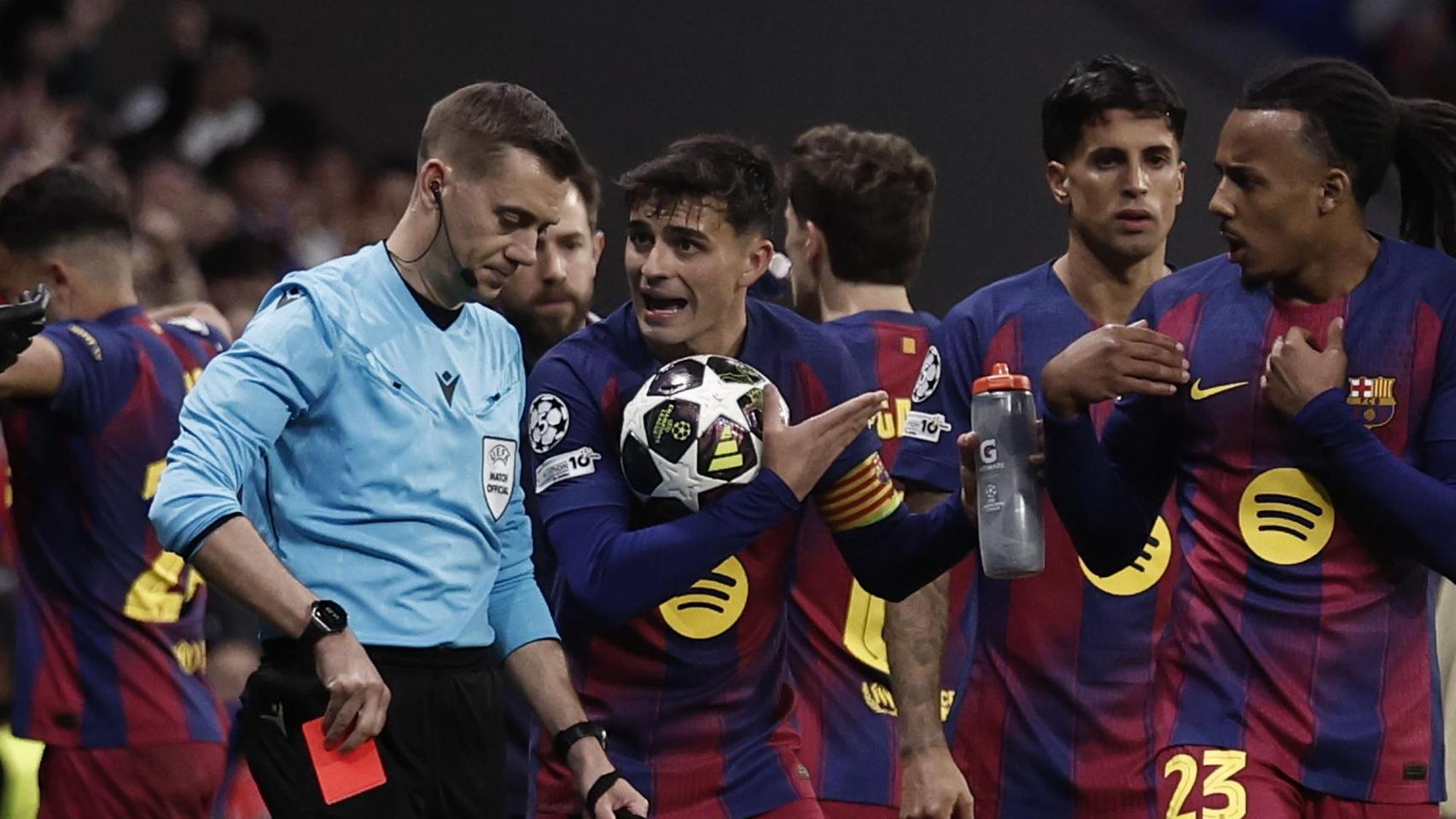 Pedri y Jules Koundé piden explicaciones a Turpin sobre la roja a Éric García