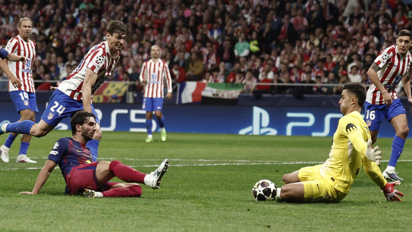 Musso detiene un remate de Ferran Torres