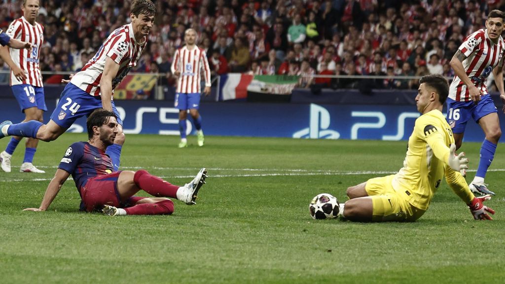 Musso detiene un remate de Ferran Torres