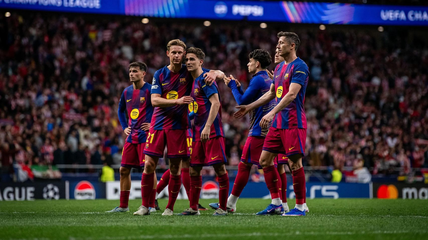 Frenkie de Jong consuela a Gavi tras la eliminación de la Champions en el Metropolitano