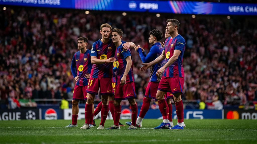 Frenkie de Jong consuela a Gavi tras la eliminación de la Champions en el Metropolitano