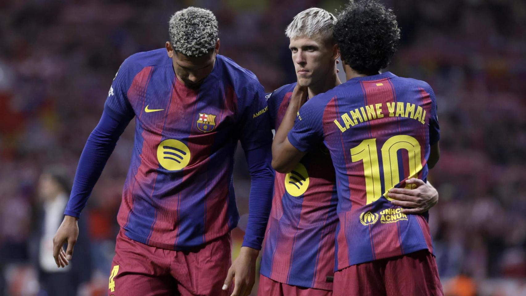 Los jugadores del Barça Araujo, Olmo y Lamine, decepcionados tras perder contra el Atlético
