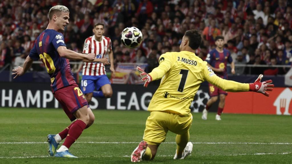 Dani Olmo intenta marcar frente al Atlético
