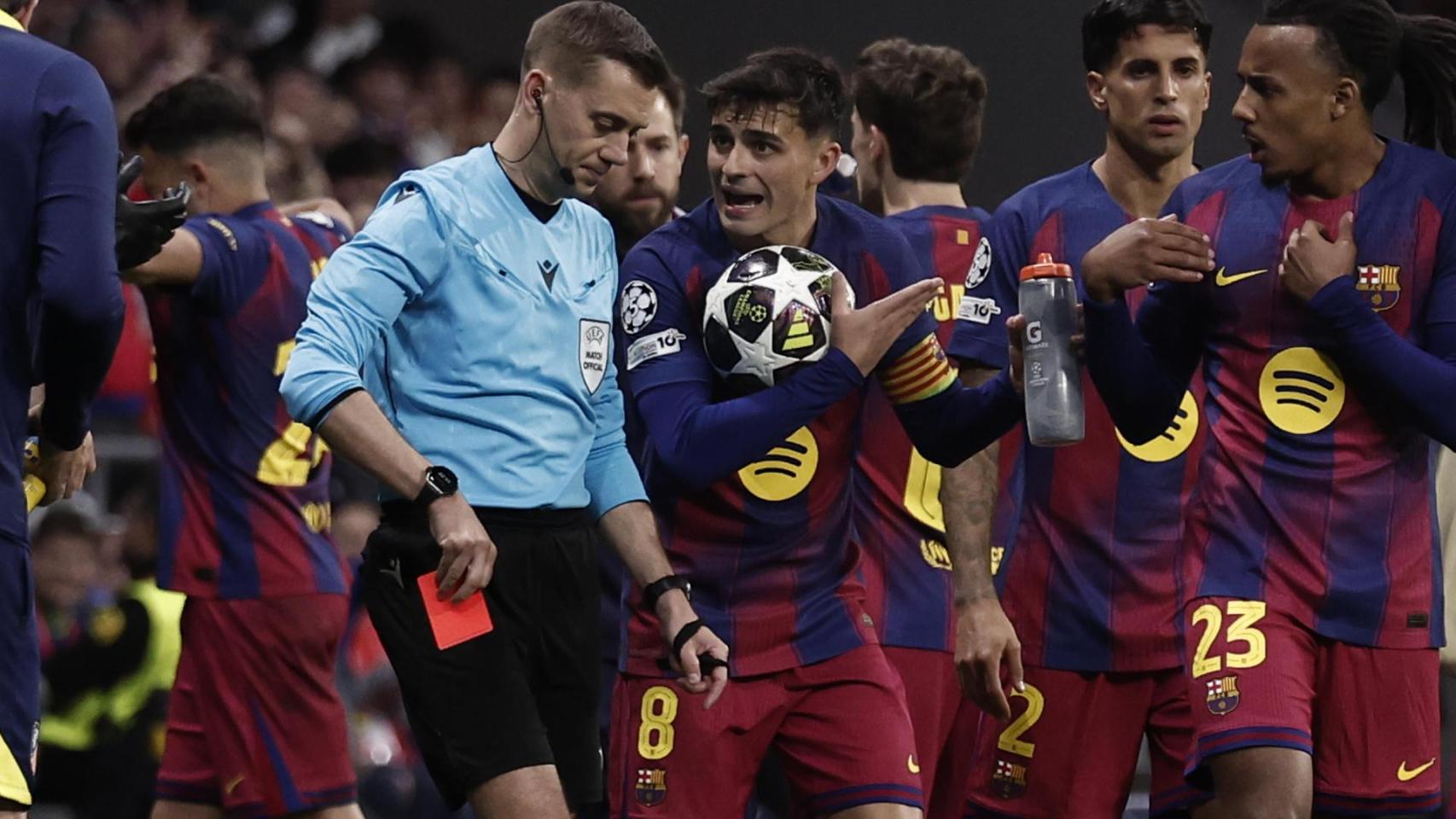 Pedri y Jules Koundé piden explicaciones a Turpin sobre la roja a Éric García