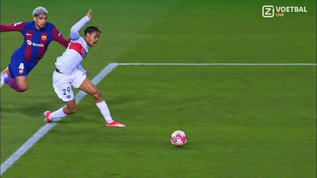 La expulsión de Ronald Araujo tras arrollar a Barcola en 2024