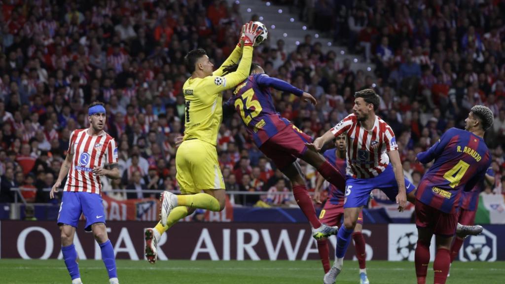 Musso atrapa el balón ante Koundé.jpg