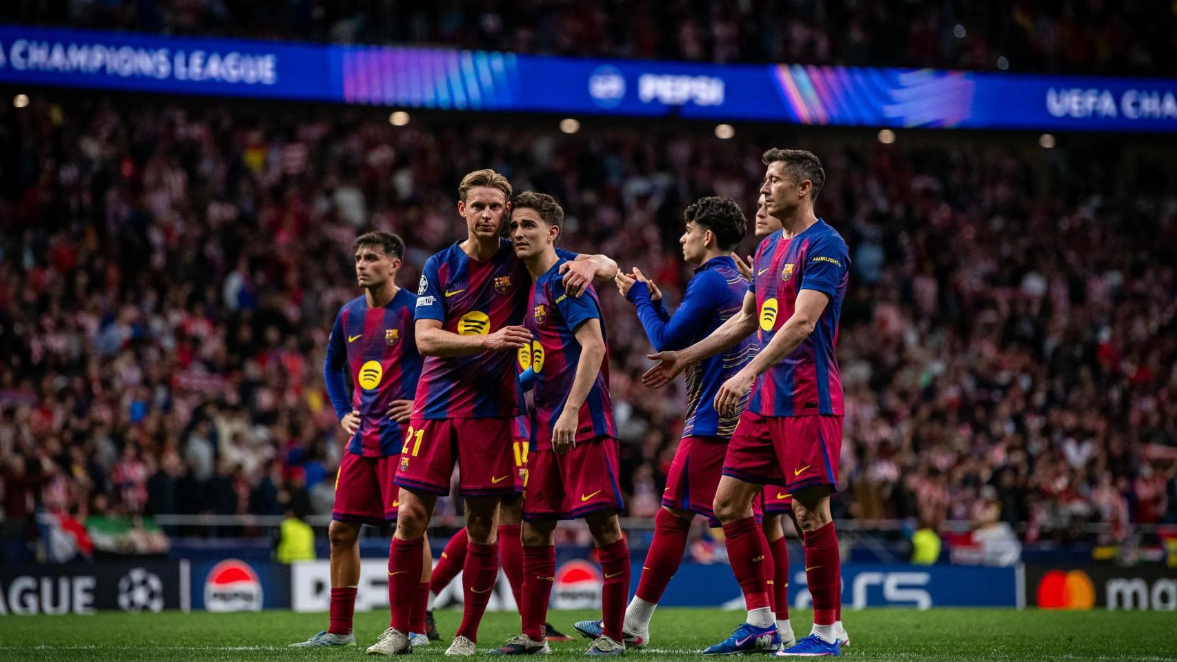Frenkie de Jong consuela a Gavi tras la eliminación de la Champions en el Metropolitano