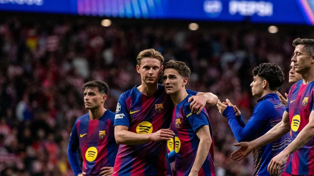 Frenkie de Jong consuela a Gavi tras la eliminación de la Champions en el Metropolitano