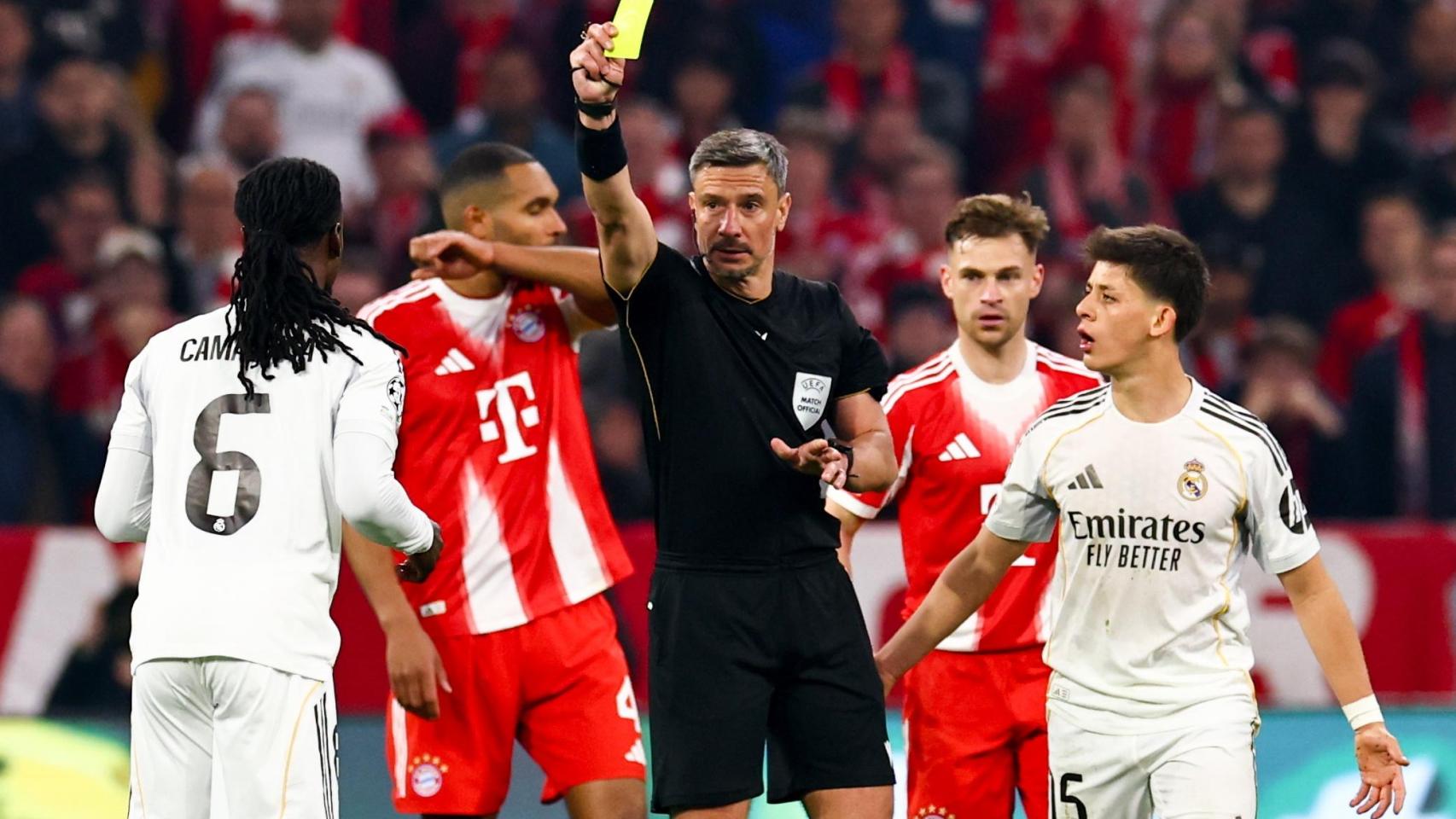 Slavko Vincic le enseña una tarjeta amarilla a Eduardo Camavinga en el Bayern de Múnich-Real Madrid de la Champions League