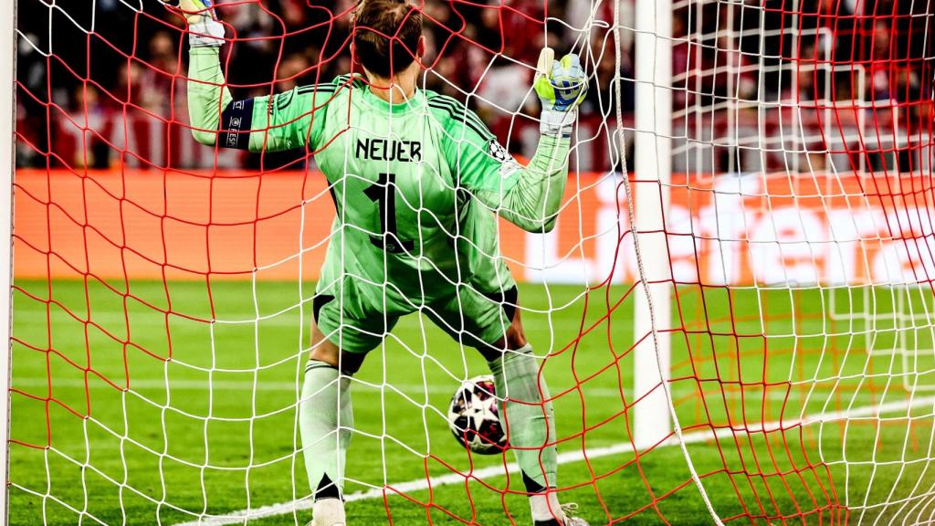 Manuel Neuer, abatido en las redes de su portería, tras el gol de falta de Arda Güler en el Bayern de Múnich-Real Madrid de la Champions League