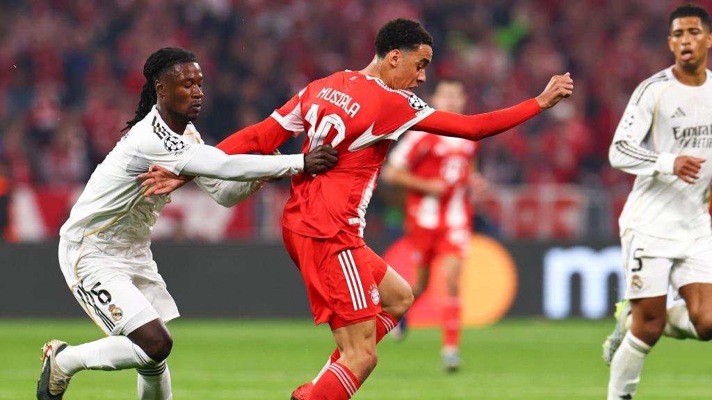 Eduardo Camavinga agarra a Jamal Musiala en el Bayern de Múnich-Real Madrid de la Champions League