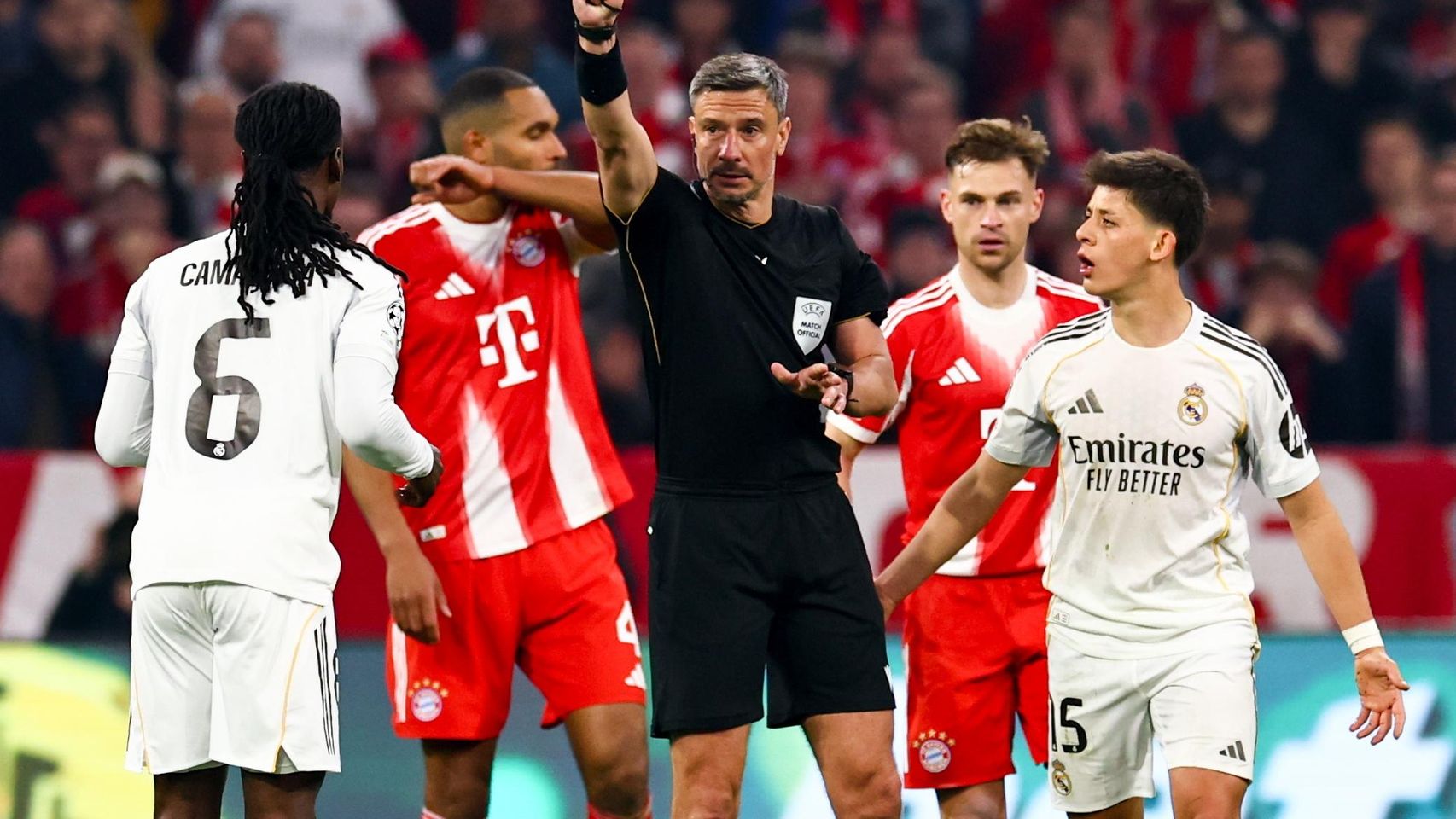 Slavko Vincic le enseña una tarjeta amarilla a Eduardo Camavinga en el Bayern de Múnich-Real Madrid de la Champions League