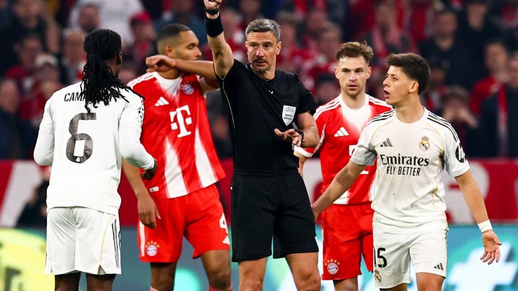 Slavko Vincic mostra una targeta groga a Eduardo Camavinga al Bayern de Munic-Reial Madrid de la Champions League